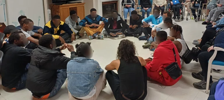 groupe de parole constitué de jeunes assis - Association RSM